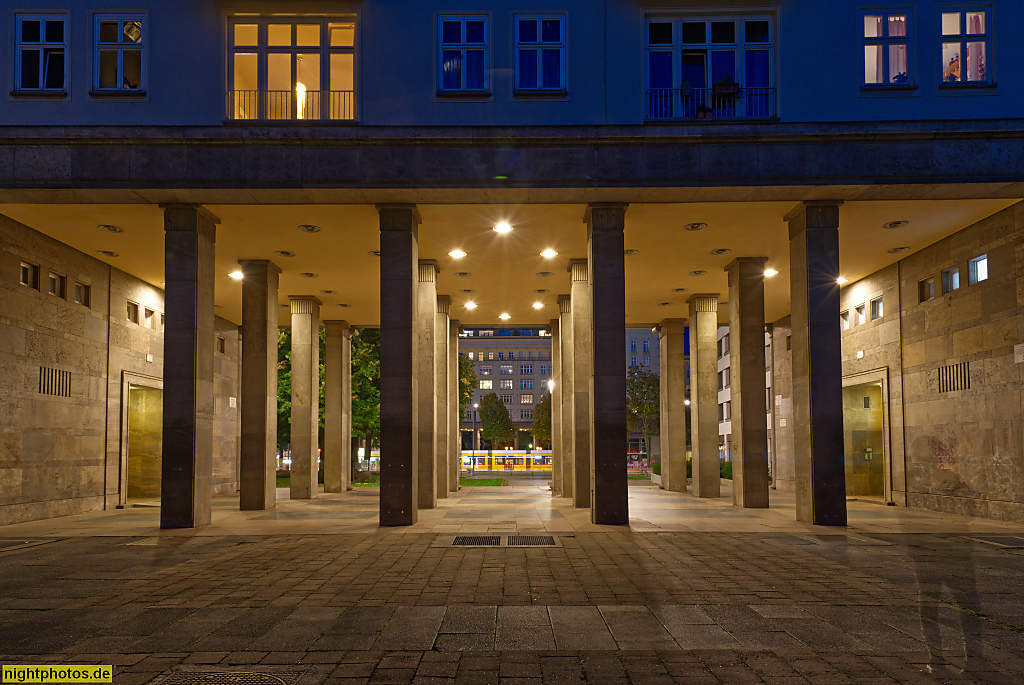 Berlin Friedrichshain. Säulenportal im Durchgang des Turmhaus am Frankfurter Tor erbaut 1952-1956 vom Entwurfskollektiv Hanns Hopp