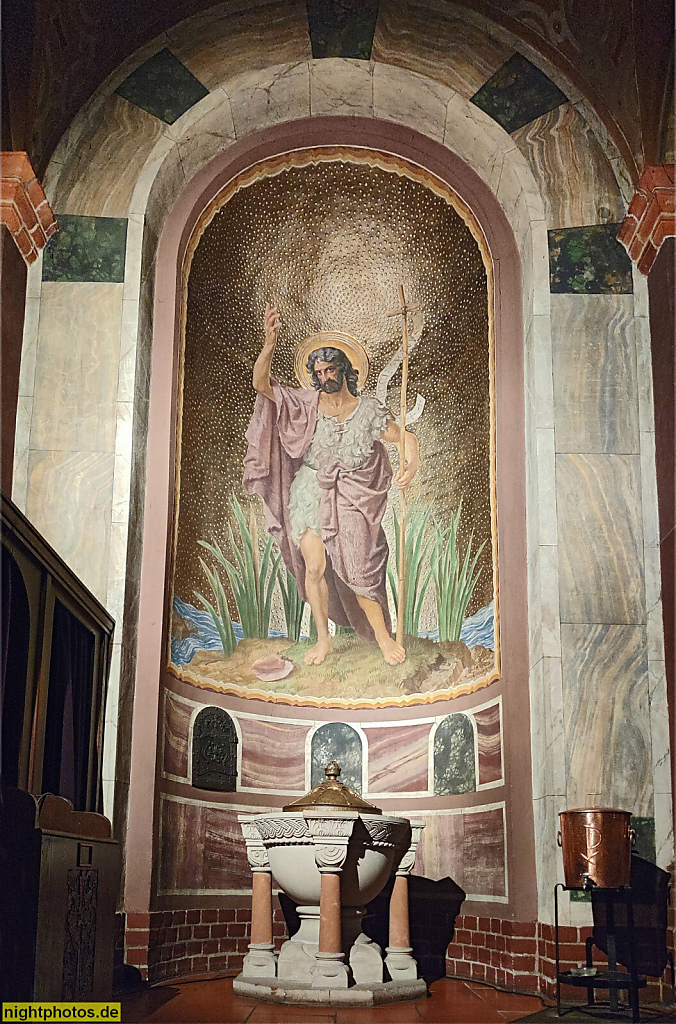 Berlin Steglitz Katholische Rosenkranzbasilika. Als Pfarrkirche erbaut 1899-1900 von Christoph Hehl. Taufbecken. Malerei von Friedrich Stummels Theodor Nüttgens Karl Wenzel. Kieler Strasse 11