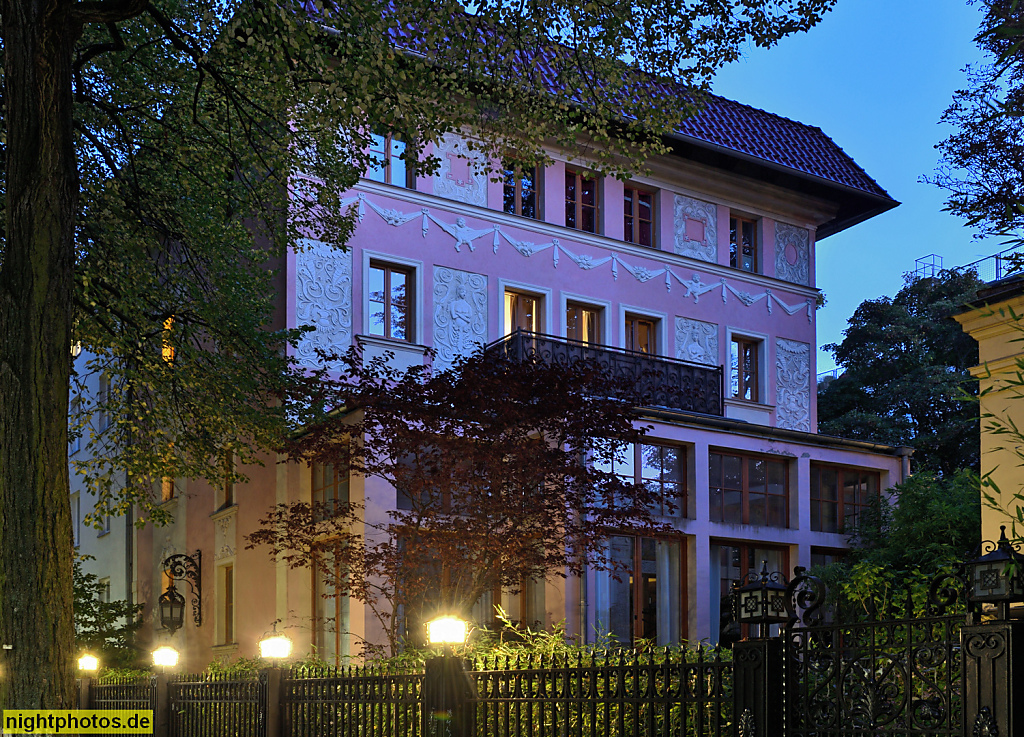 Berlin Steglitz. Wohnhaus mit Stuckreliefs und angebauter Veranda. Leydenallee 77