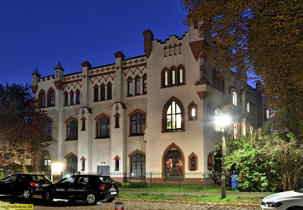 Berlin Steglitz. Gewerbebau erbaut 1898 von Gustav Lilienthal als Dampfwaschanstalt Germania im neogotischen Stil englischer Landhäuser. Saniert 2003-2013. Barsekowstrasse 14-16 Ecke Schalloppstrasse