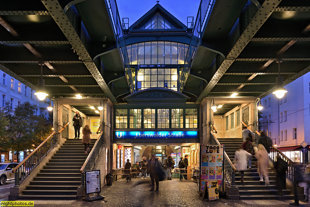 Berlin Prenzlauer Berg. U-Bahnhof Eberswalder Strasse erbaut 1911-1913 von Alfred Grenander und Johannes Bousset. Zugangstreppe zum Hochbahn-Bahnsteig