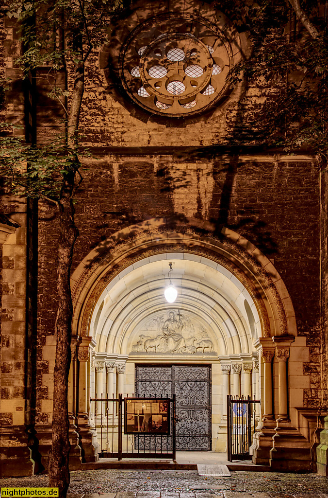 Berlin Prenzlauer Berg. Katholische Herz-Jesu-Kirche erbaut 1897-1899 von Christoph Hehl und W. Colberg in niedersächsisch-romanischen und frühchristlich-byzantinischen Stil. Portal Strassenseite. Fehrbelliner Strasse 98-99