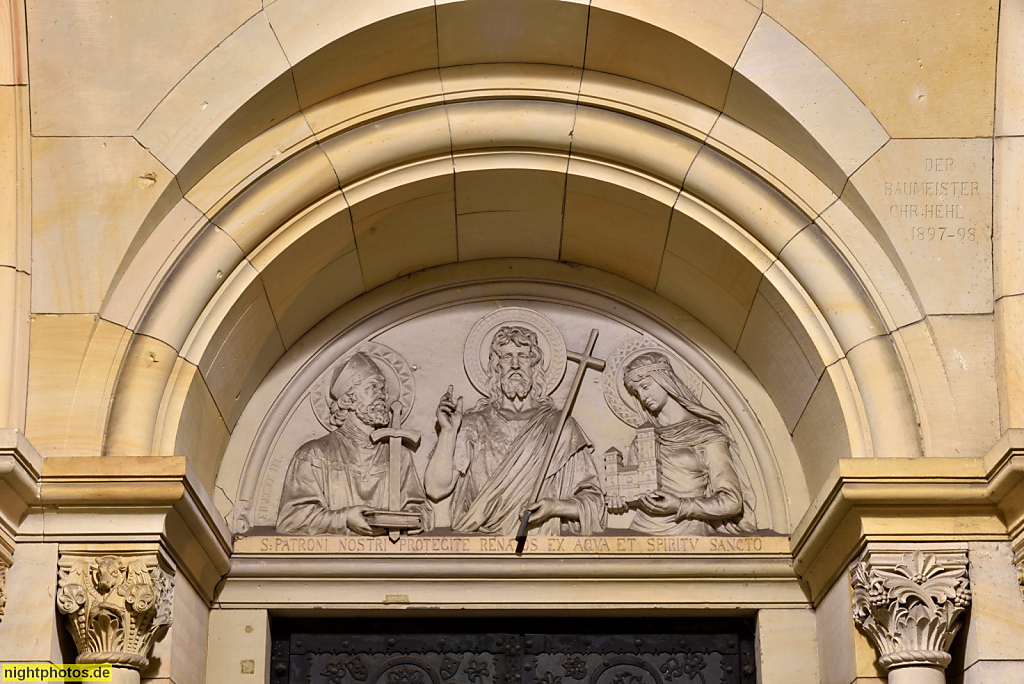 Berlin Prenzlauer Berg. Katholische Herz-Jesu-Kirche erbaut 1897-1899 von Christoph Hehl und W. Colberg in niedersächsisch-romanischen und frühchristlich-byzantinischen Stil. Seitenportal mit Relief. Die Heilige hält ein Modell der Kirche. Bogenfeld von C