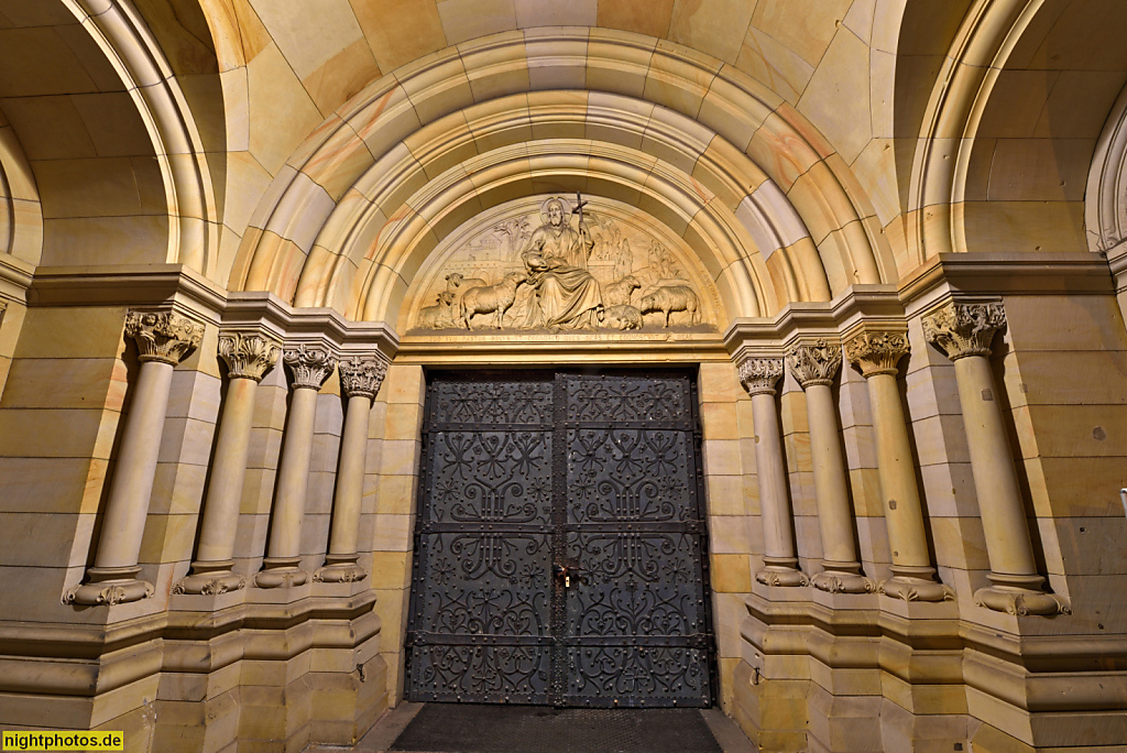 Berlin Prenzlauer Berg. Katholische Herz-Jesu-Kirche erbaut 1897-1899 von Christoph Hehl und W. Colberg in niedersächsisch-romanischen und frühchristlich-byzantinischen Stil. Portal Strassenseite mit Relief. Bogenfeld von Carl Ferdinand Hartzer. Fehrbelli