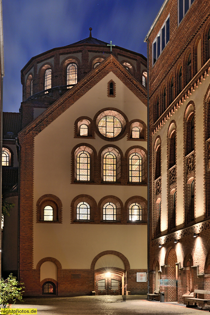 Berlin Prenzlauer Berg. Pfarrhaus und katholische Herz-Jesu-Kirche erbaut 1897-1899 von Christoph Hehl und W. Colberg im neoromanischen Stil mit Tambourkuppel und Zugang zur Krypta. Schönhauser Allee 182