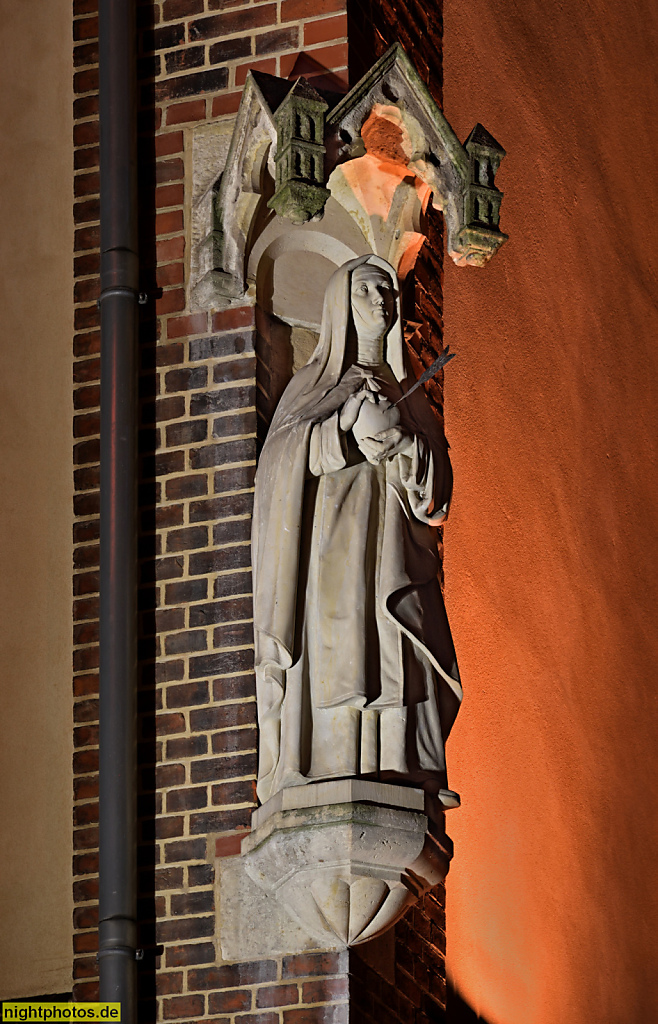 Berlin Prenzlauer Berg. Pfarrhaus der Herz-Jesu-Kirche erbaut 1897-1899 von Christoph Hehl und W. Colberg im neoromanischen Stil. Madonna mit Herz Jesu. Schönhauser Allee 182