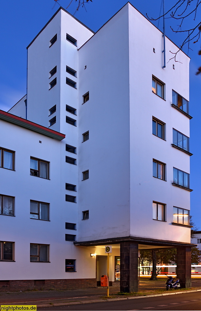 Berlin Reinickendorf Weisse Stadt als Siedlung der Moderne. Torhaus erbaut 1929-1931 von Bruno Ahrends im Baustil der Neuen Sachlichkeit. UNESCO-Welterbe. Aroser Allee 124