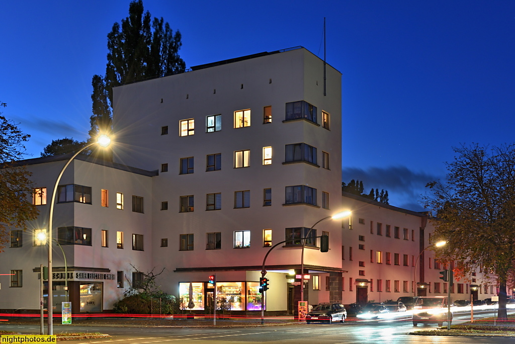 Berlin Reinickendorf Weisse Stadt als Siedlung der Moderne. Torhaus erbaut 1929-1931 von Bruno Ahrends im Baustil der Neuen Sachlichkeit. UNESCO-Welterbe. Aroser Allee 121