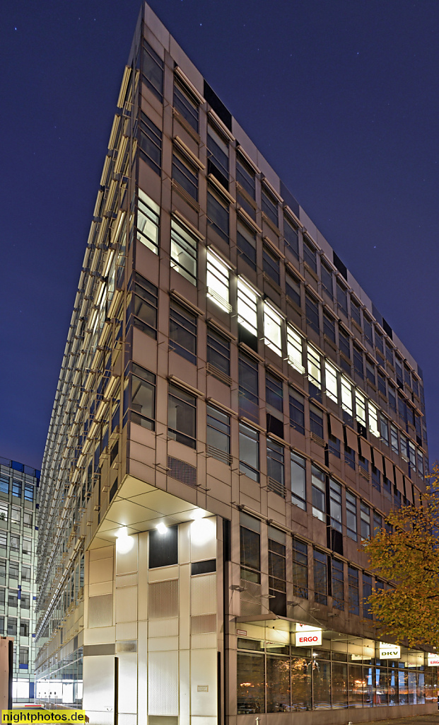 Berlin Kreuzberg. Bürogebäude einer Versicherung erbaut 1995-1997 von Störmer Murphy and Partners als Stahlbetonskelettbau mit Glasfassade. Stresemannstrasse 111 Ecke Dessauer Strasse