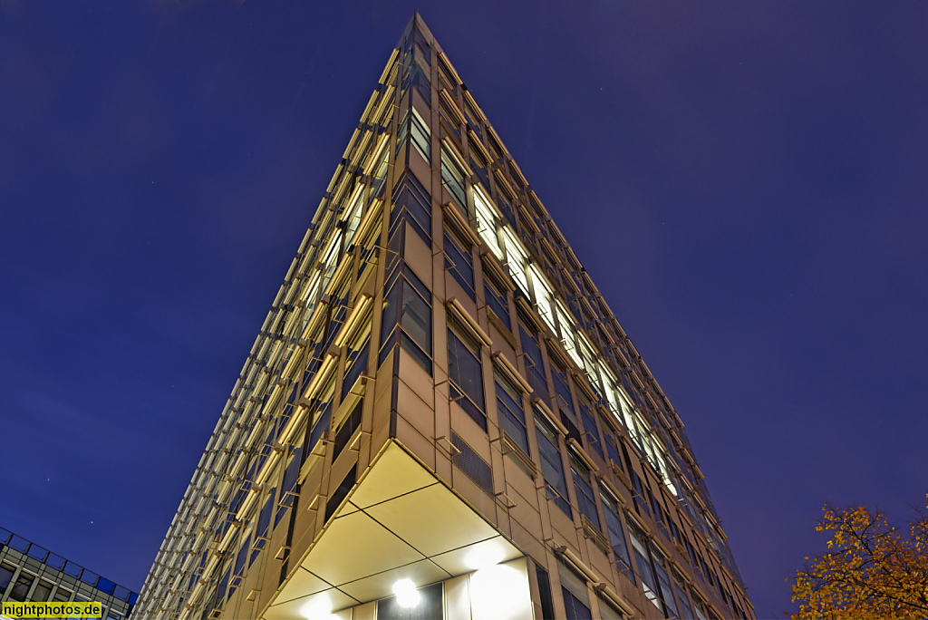 Berlin Kreuzberg. Bürogebäude einer Versicherung erbaut 1995-1997 von Störmer Murphy and Partners als Stahlbetonskelettbau mit Glasfassade. Stresemannstrasse 111 Ecke Dessauer Strasse