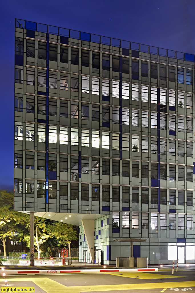 Berlin Kreuzberg. Bürogebäude einer Versicherung erbaut 1995-1997 von Störmer Murphy and Partners als Stahlbetonskelettbau mit Glasfassade. Stresemannstrasse 111 Ecke Dessauer Strasse