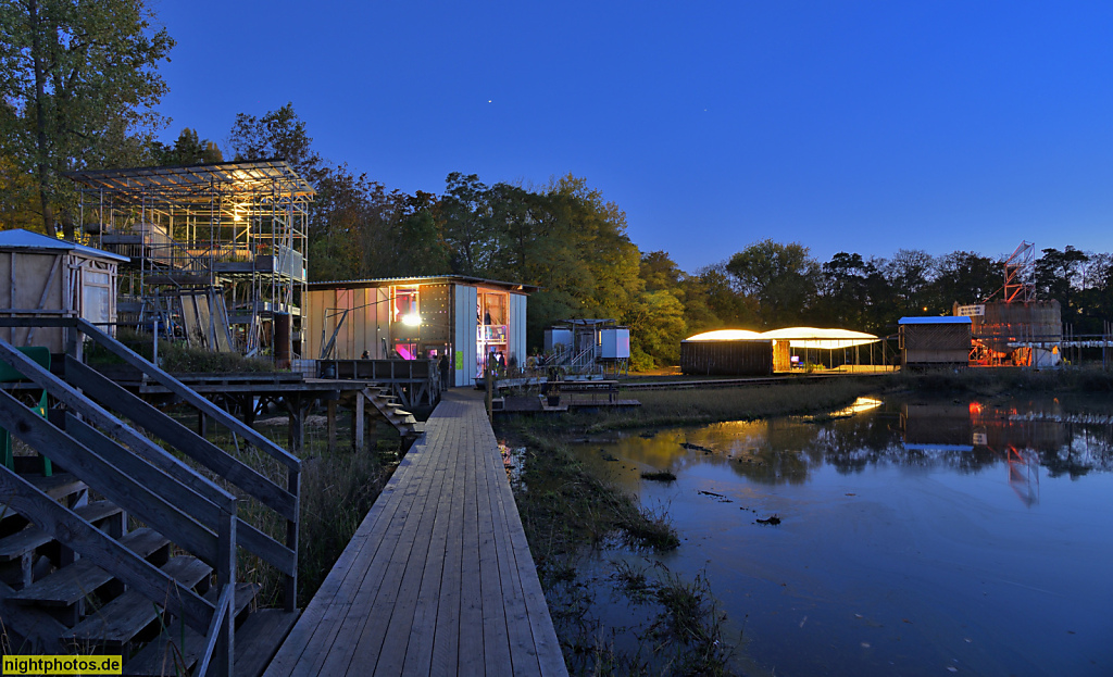 Berlin Kreuzberg. Floating e.V. Selbstorganisiert gegründet und erbaut 2018 als Floating University im Regenwasser Rückhaltebecken Lilienthalstrasse 32