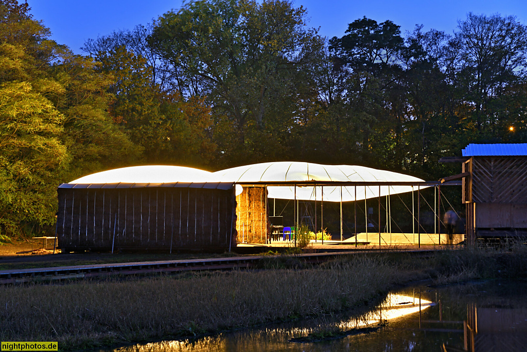 Berlin Kreuzberg. Floating e.V. Selbstorganisiert gegründet und erbaut 2018 als Floating University im Regenwasser Rückhaltebecken Lilienthalstrasse 32