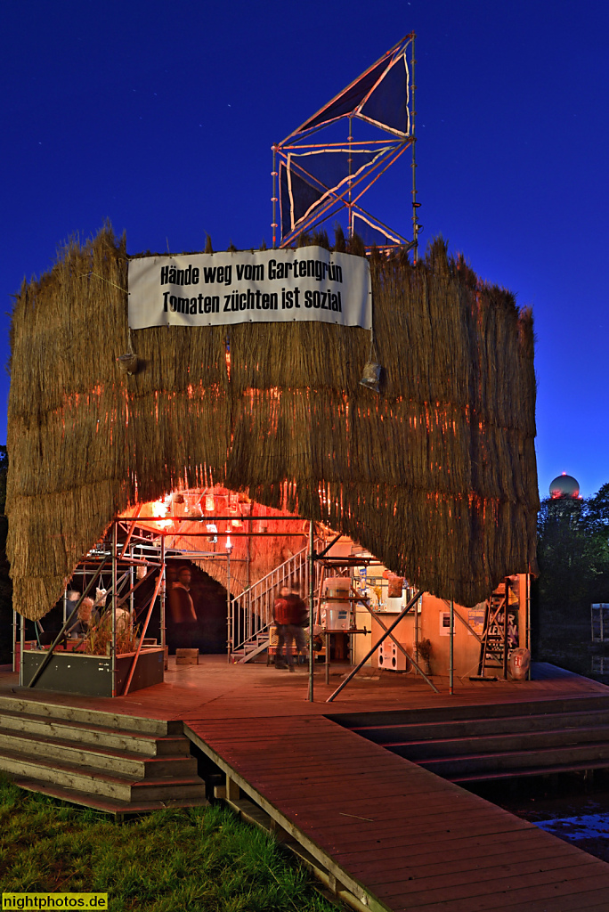 Berlin Kreuzberg. Floating e.V. Selbstorganisiert gegründet und erbaut 2018 als Floating University im Regenwasser Rückhaltebecken Lilienthalstrasse 32