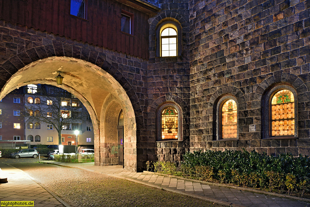 Berlin Steglitz. Lukaskirche. Im neuromanischem Stil aus Findlingsgranit erbaut 1914-1919 von Baurat Walter Kern an der Friedrichsruher Strasse 6a. Torhaus