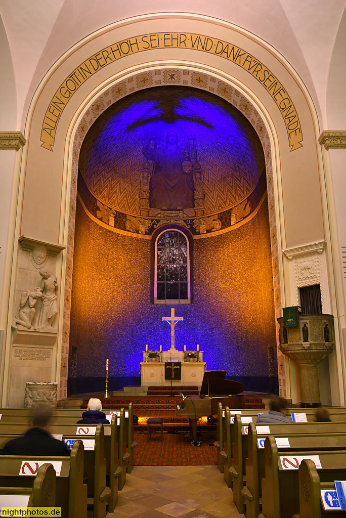 Berlin Steglitz. Lukaskirche. Im neuromanischem Stil erbaut 1914-1919 von Baurat Walter Kern. Altarraum mit Apsis