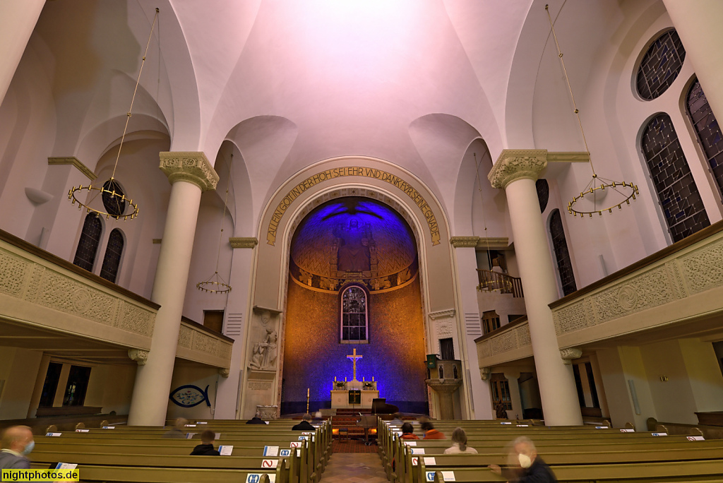 Berlin Steglitz. Lukaskirche. Im neuromanischem Stil erbaut 1914-1919 von Baurat Walter Kern. Hauptschiff