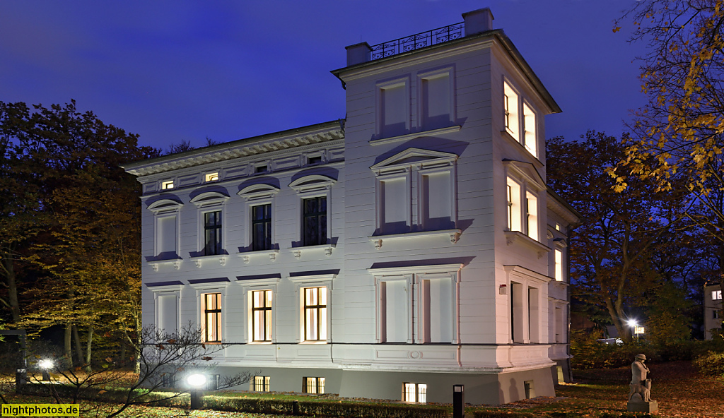 Berlin Südende. Haus der Musik der Leo-Borchardt-Musikschule Steglitz. Erbaut 1872-1873 als Wohnhaus für Bankier Eduard Mamroth. Sanierung 2010-2014 durch Pauly-Kayser und Grünewald Architekten. Grabertstrasse 4