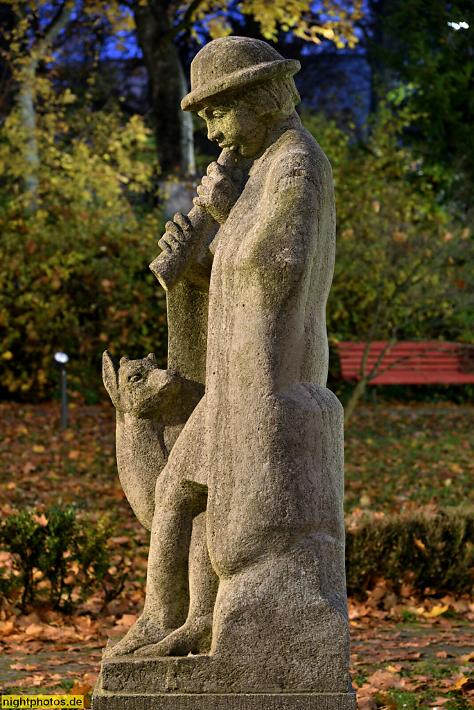 Berlin Südende. Flötenspieler Skulptur am Haus der Musik. Leo-Borchardt-Musikschule. Erbaut 1872-1873. Grabertstrasse 4