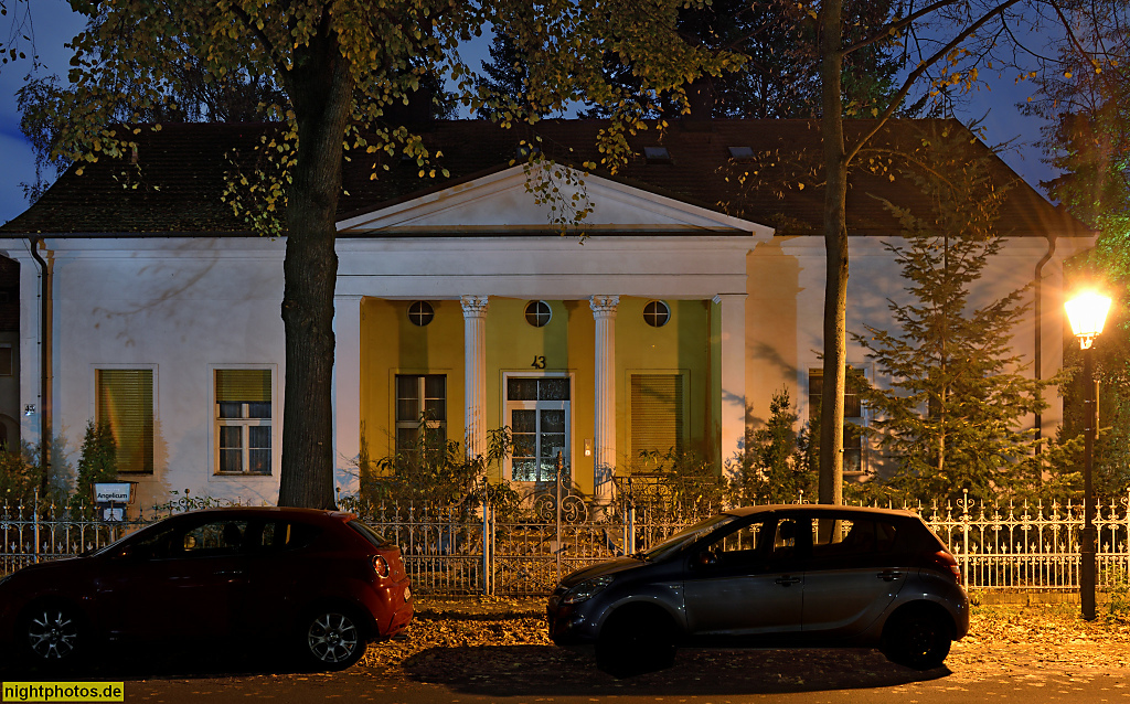 Berlin Lankwitz. Angelicum Gästehaus im Dominikus-Kloster der Gemeinschaft Chemin-Neuf. Erbaut 1875 als Villa von W. Sültmann. Wiederaufbau 1955 von Erich Glas. Alt-Lankwitz 43