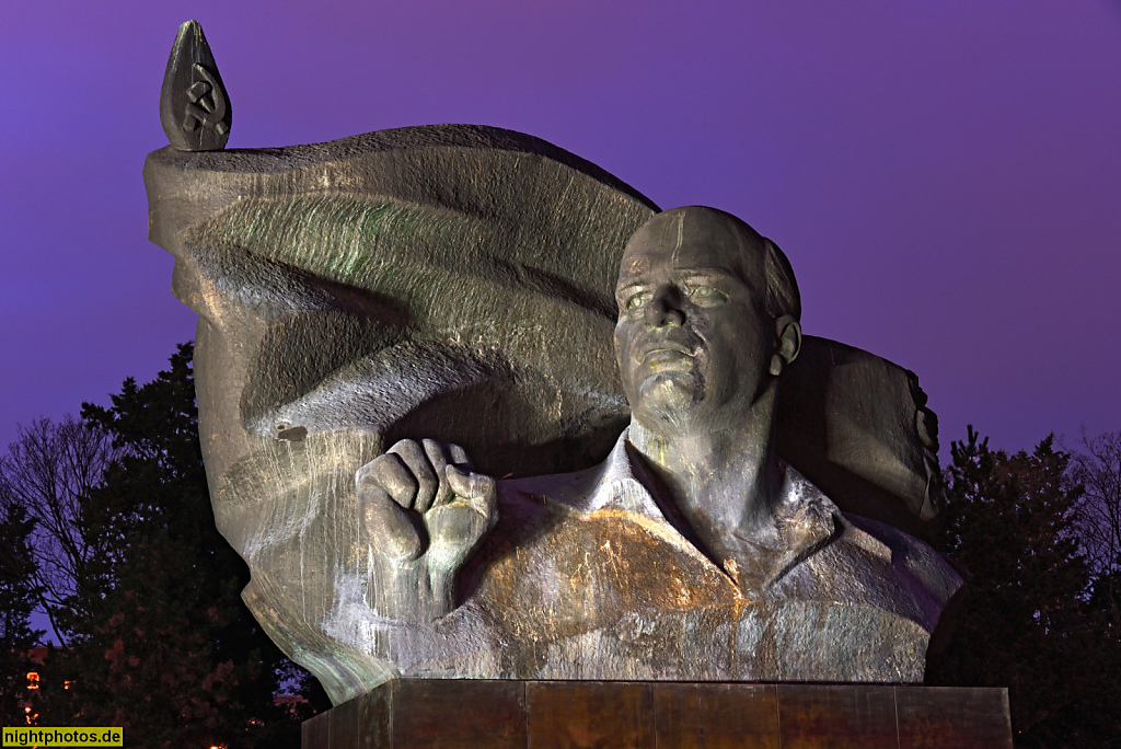 Berlin Prenzlauer Berg. Bronze Büste Ernst Thälmann erschaffen 1985-1986 von Lew Kerbel. Ernst-Thälmann-Park an der Greifswalder Strasse. Bronzeguss 1984-1985 im VEB-Schwermaschinenbau Lauchhammerwerk in Lauchhammer