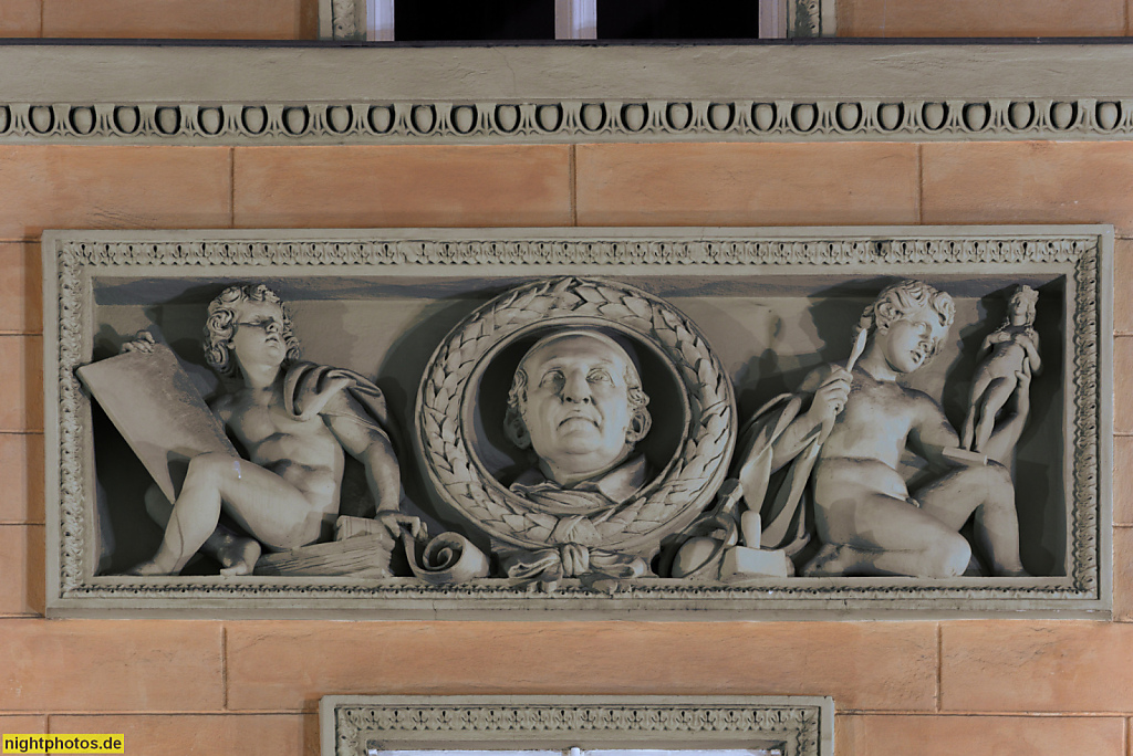 Berlin Mitte Regierungsviertel. Der Wehrbeauftragte des Deutschen Bundestages. Schadowhaus erbaut 1804-1805 für Johann Gottfried Schadow. Klassizistische Fassade. Relief von Hermann Schievelbein. Schadowstrasse 10-11