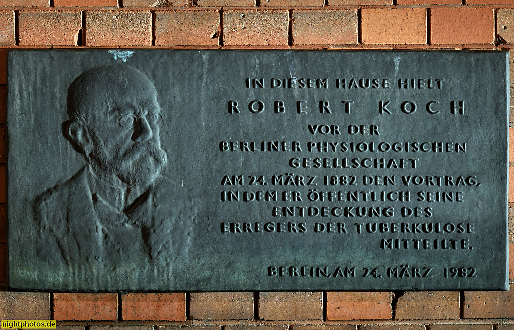 Berlin Mitte. Robert-Koch-Forum. Gedenktafel Robert Koch. Dorotheenstrasse 94-96
