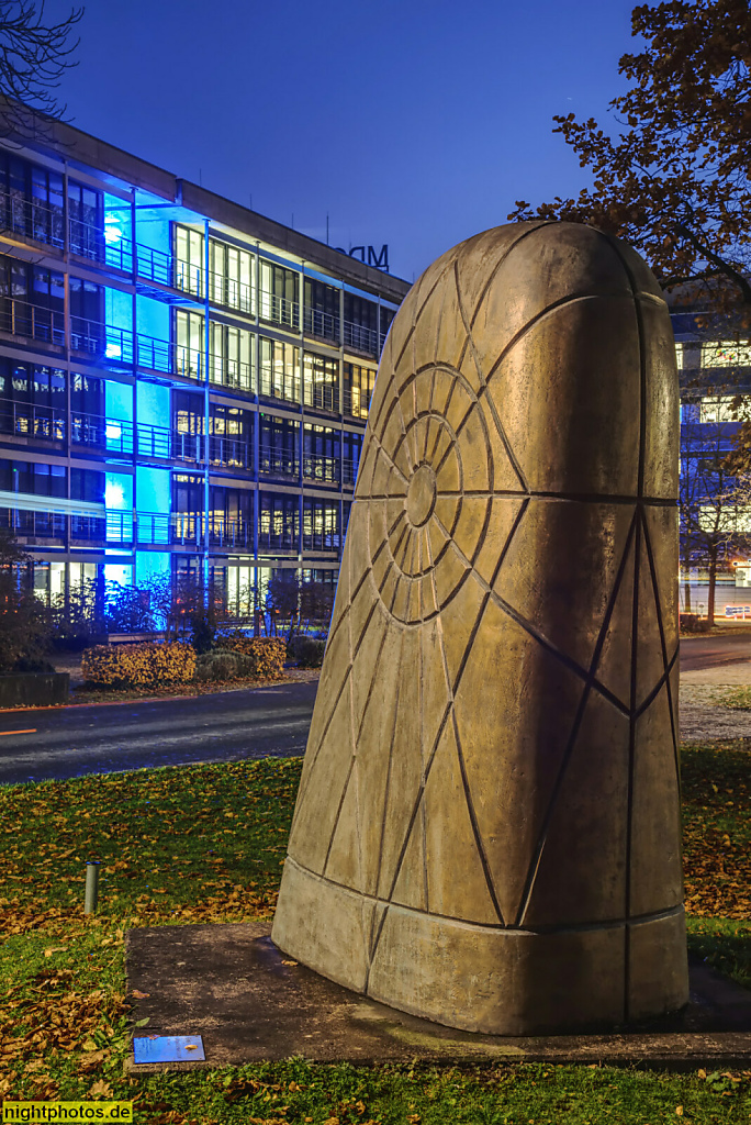 Berlin Buch Skulpturenpark. 'Grosses Sonnenzeichen I' erschaffen 1995 von Rainer Kriester aus Bronze. Gegenüber von Robert-Rössle-Strasse 10 Haus 83