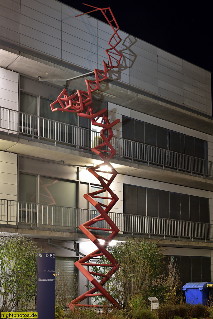 Berlin Buch Skulpturenpark. DNA-Skulptur von Ken Adam und Stahlbildhauer Sebastian Kulisch 2000. Aufgestellt 2002 vor dem Karl-Lohmann-Haus. Verzinkter Stahl lackiert. Robert-Rössle-Strasse 10 Haus D 82