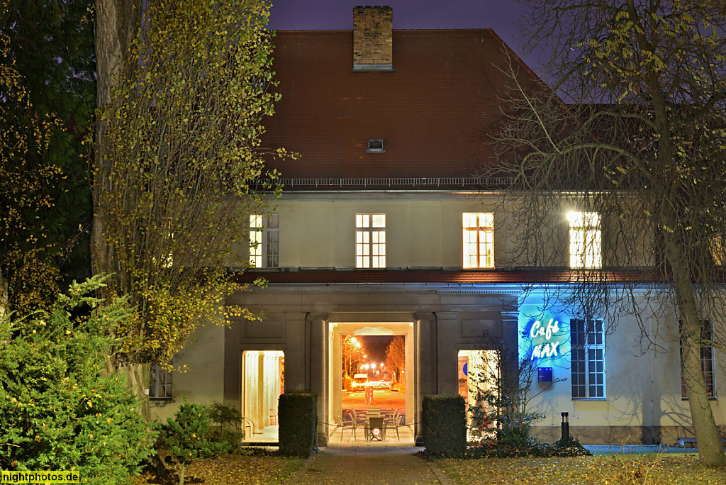 Berlin Buch. Cafe Max. Erbaut 1913-1922 von Ludwig Hoffmann als Torhaus für den II. Städtischen Zentralfriedhof von Berlin. Campus Buch. Robert-Rössle-Strasse 10 Haus 8