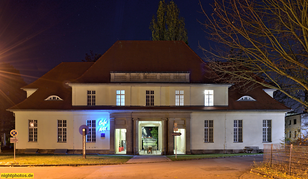Berlin Buch. Cafe Max. Erbaut 1913-1922 von Ludwig Hoffmann als Torhaus für den II. Städtischen Zentralfriedhof von Berlin. Campus Buch. Robert-Rössle-Strasse 10 Haus 8