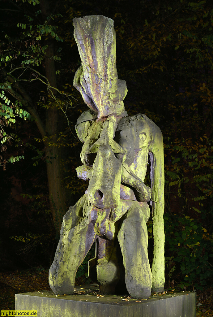 Berlin Buch. Campus Berlin-Buch. Skulpturenpark. Skulptur 'Anabase' von Rolf Szymanski 1983 aus Eisen. Robert-Rössle-Strasse 10
