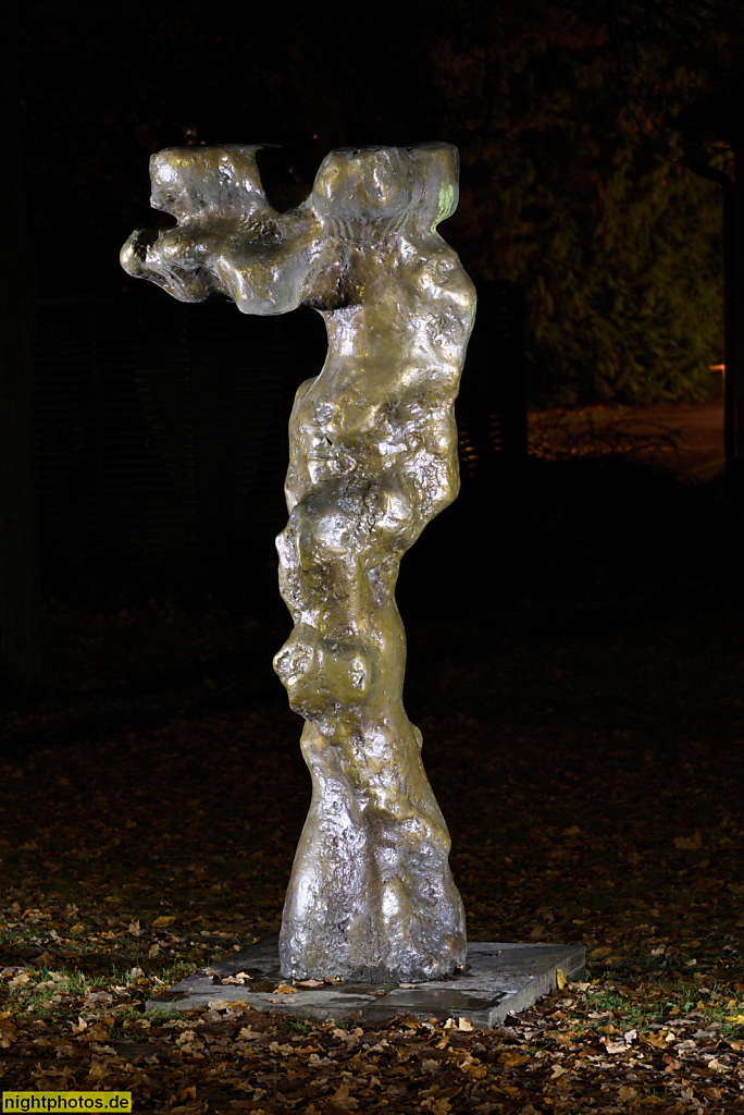 Berlin Buch. Campus Berlin-Buch. Skulpturenpark. Skulptur 'Grosse Karyatide' von Gerson Fehrenbach 1964. Bronze. Robert-Rössle-Strasse 10