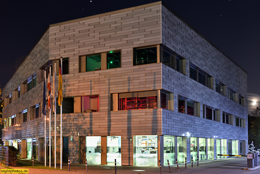 Berlin Buch. Max-Rubner-Haus des Max-Delbrück-Centrum für Molekulare Medizin (MDC) erbaut 2008-2012 von Rohdecan Architekten und Winter Beratende Ingenieure für Gebäudetechnik. Rehwaldt Landschaftsarchitekten