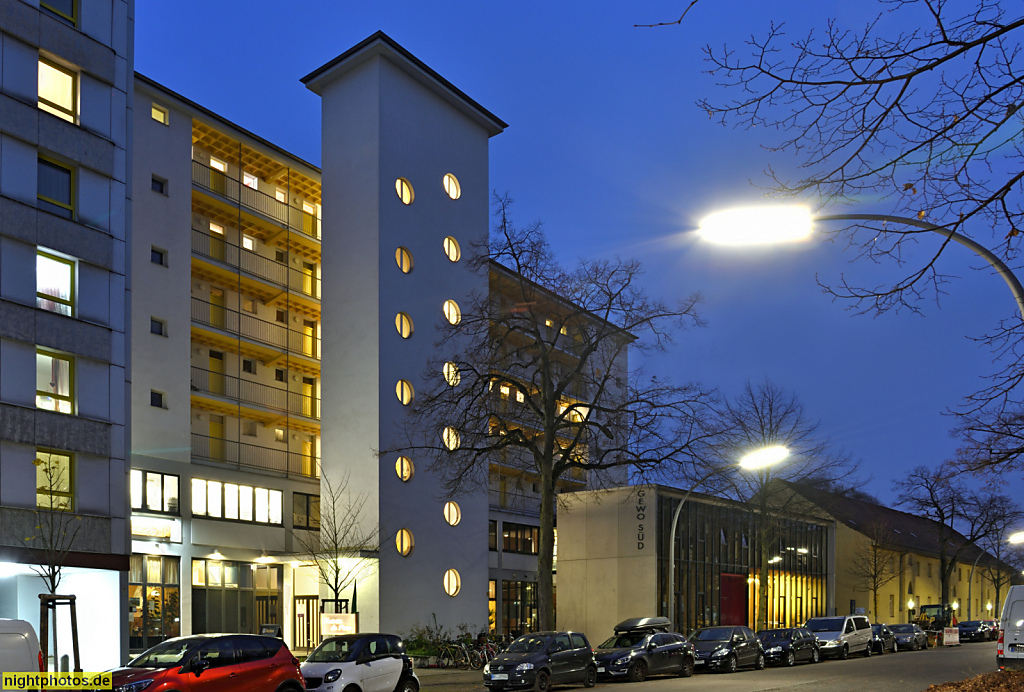 Berlin Schöneberg. Punkthochhaus Eythstrasse 45. Wiederaufbau 1953-1954 von Architekten Franz-Heinrich Sobotka und Gustav Müller. Nachkriegsmoderne. Anbau von 2005. Wohnsiedlung Lindenhof der GeWoSüd