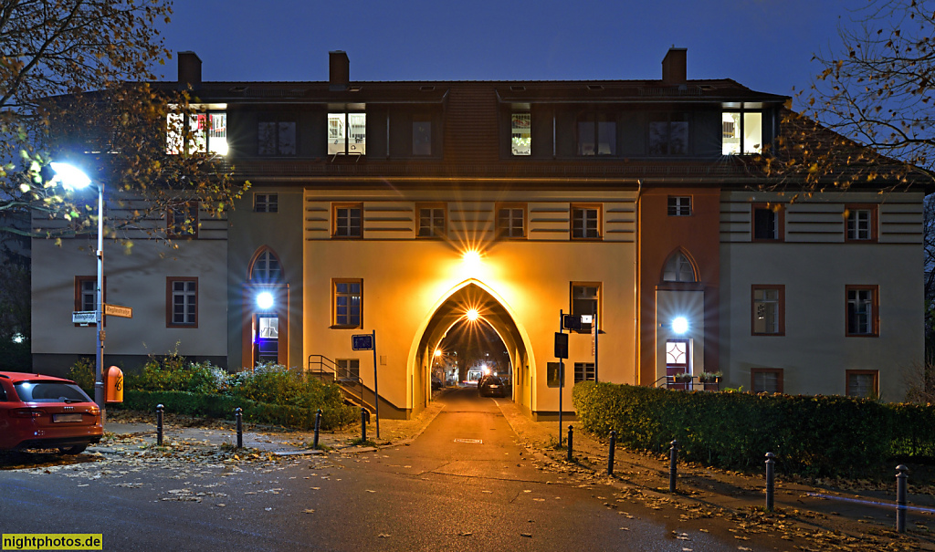 Berlin Schöneberg. Wohnsiedlung Lindenhof der GeWoSüd. Torhaus. Wiederaufbau 1953-1954 von Architekten Franz-Heinrich Sobotka und Gustav Müller. Röblingstrasse 27-29