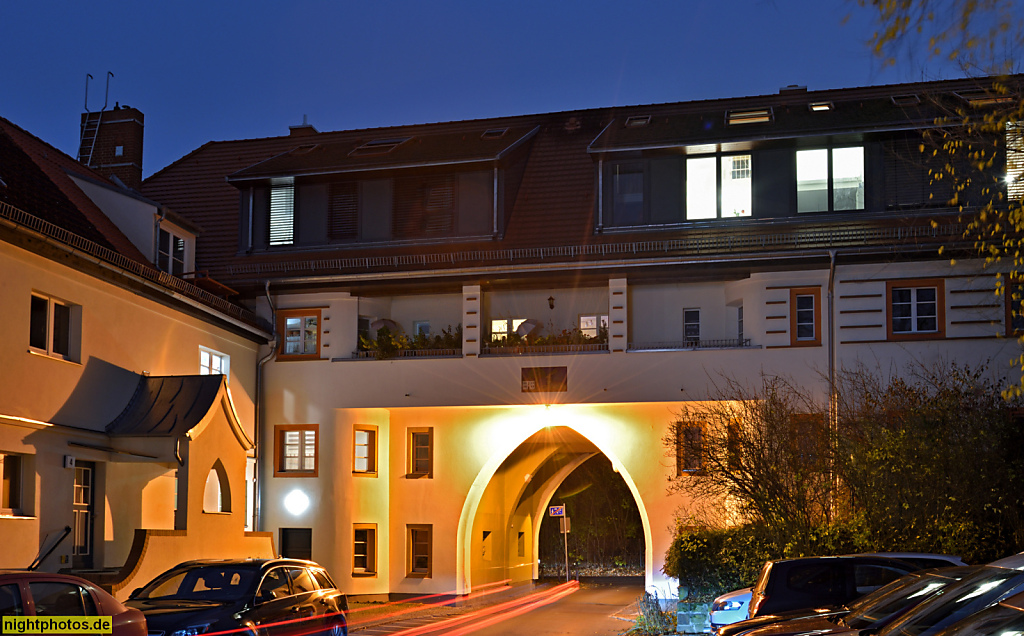 Berlin Schöneberg. Wohnsiedlung Lindenhof der GeWoSüd. Torhaus. Wiederaufbau 1953-1954 von Architekten Franz-Heinrich Sobotka und Gustav Müller. Röblingstrasse 27-29