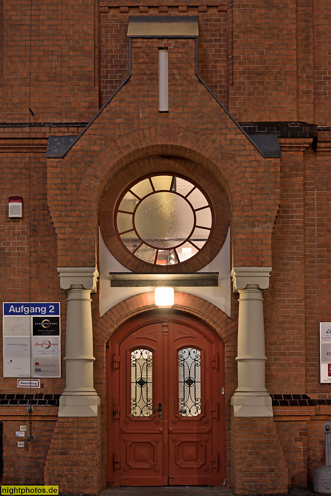 Berlin Friedenau. Goerzhöfe. Fabrikgebäude erbaut 1899 von Waldemar Wendt und Paul Egeling für Optische Anstalt C. P. Goerz. Übergiebeltes Säulenportal mit Oberlicht. Rheinstrasse 44-46