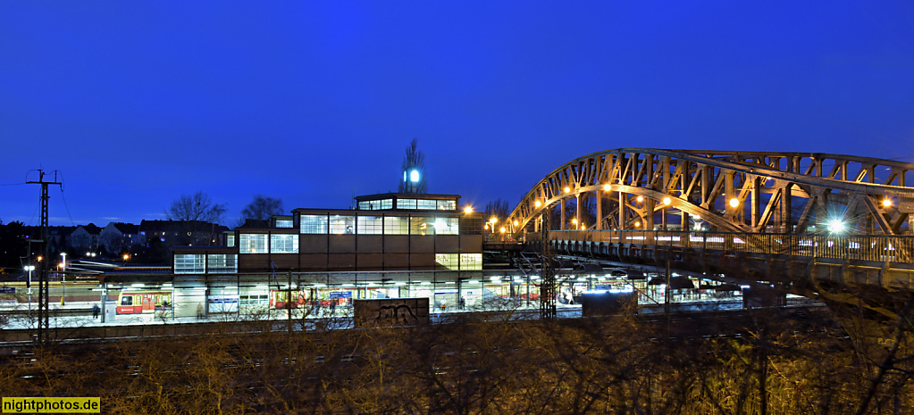 Berlin Prenzlauer Berg. S-Bahnhof Bornholmer Strasse. Erbaut 1934-1935 von Richard Brademann neben Bösebrücke erbaut 1912-1916 von Stadtbaurat Friedrich Krause