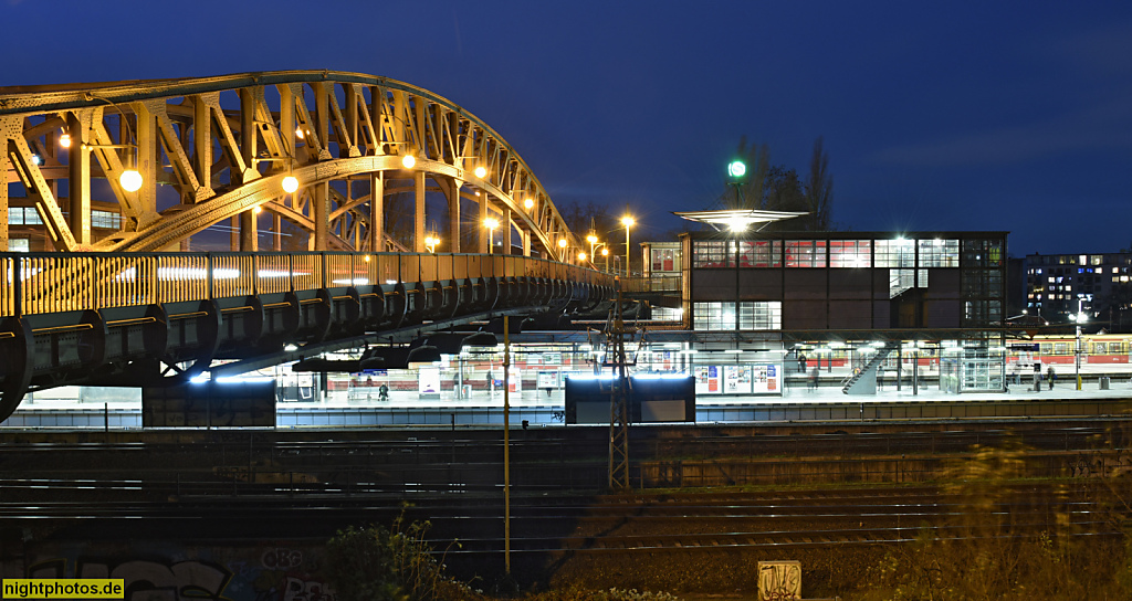 Berlin Prenzlauer Berg. S-Bahnhof Bornholmer Strasse. Erbaut 1934-1935 von Richard Brademann neben Bösebrücke erbaut 1912-1916 von Stadtbaurat Friedrich Krause