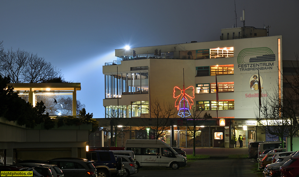 Berlin Trabrennbahn Mariendorf. Tribünenhaus Neubau erbaut 1972 von Moratz und Vogel bei Stolze und Partner. Haupttribüne bei Flutlicht. Hirzer Weg 47–109