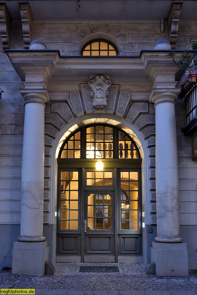 Berlin Mitte Moabit. Wohnanlage mit Stammhaus der Berliner Bau- und Wohnungsgenossenschaft von 1892. Erbaut 1894-1895 von Alfred Messel. Portikus. Sickingenstrasse 7-8