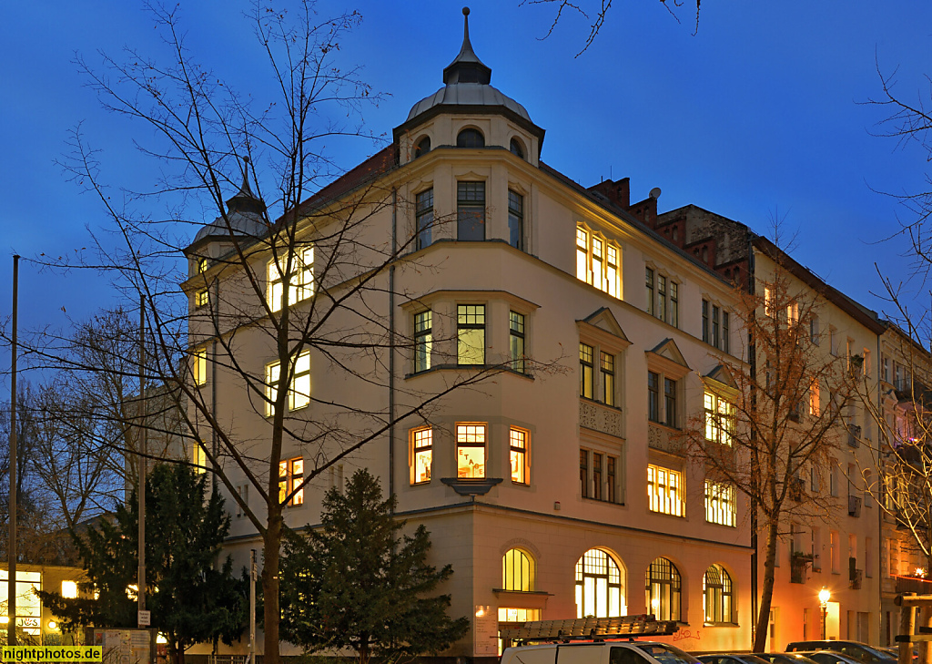 Berlin Mitte Moabit. Stadtschloss mit Nachbarschaftshaus Moabiter Ratschlag e.V. Erbaut 1898-1899 von Fridolin Zekeli als Lehrerwohnhaus mit Lesehalle. Rostocker Strasse 32