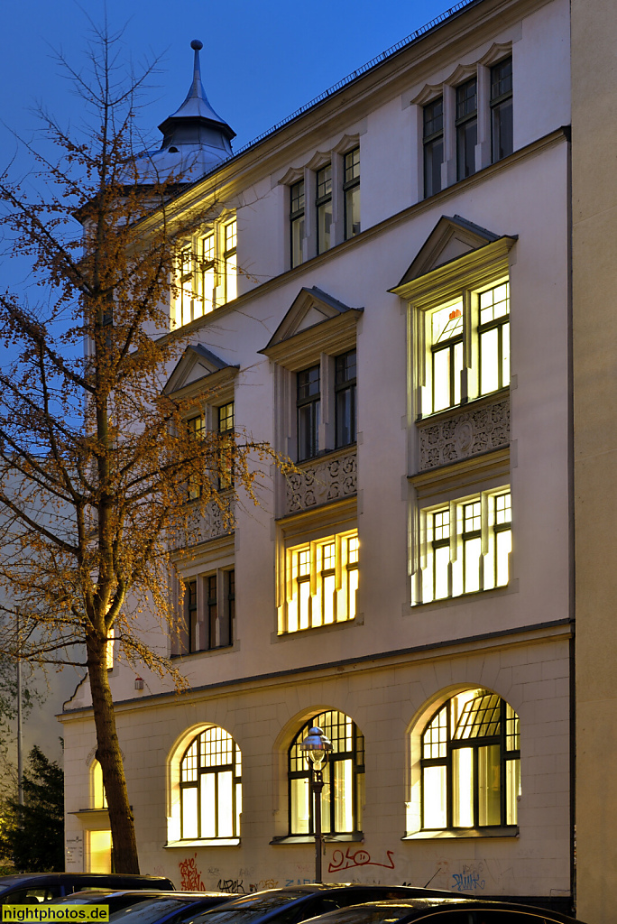 Berlin Mitte Moabit. Stadtschloss mit Nachbarschaftshaus Moabiter Ratschlag e.V. Erbaut 1898-1899 von Fridolin Zekeli als Lehrerwohnhaus mit Lesehalle. Rostocker Strasse 32