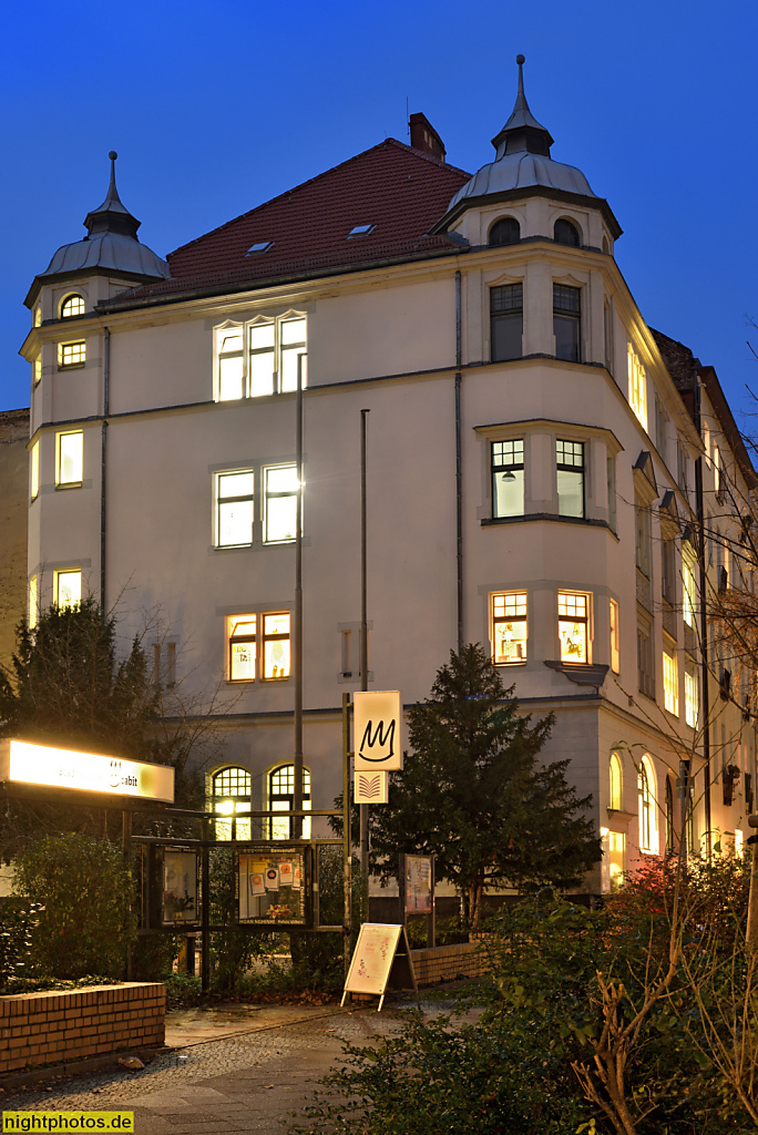 Berlin Mitte Moabit. Stadtschloss mit Nachbarschaftshaus Moabiter Ratschlag e.V. Erbaut 1898-1899 von Fridolin Zekeli als Lehrerwohnhaus mit Lesehalle. Rostocker Strasse 32