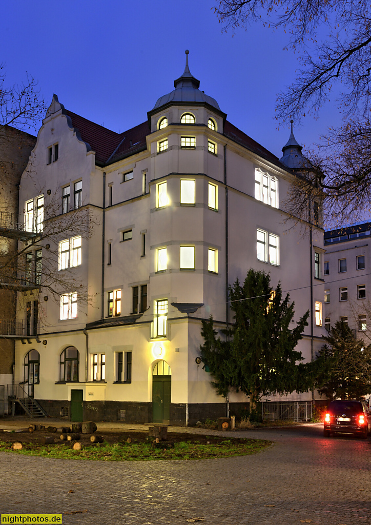 Berlin Mitte Moabit. Stadtschloss mit Nachbarschaftshaus Moabiter Ratschlag e.V. Erbaut 1898-1899 von Fridolin Zekeli als Lehrerwohnhaus mit Lesehalle. Rostocker Strasse 32