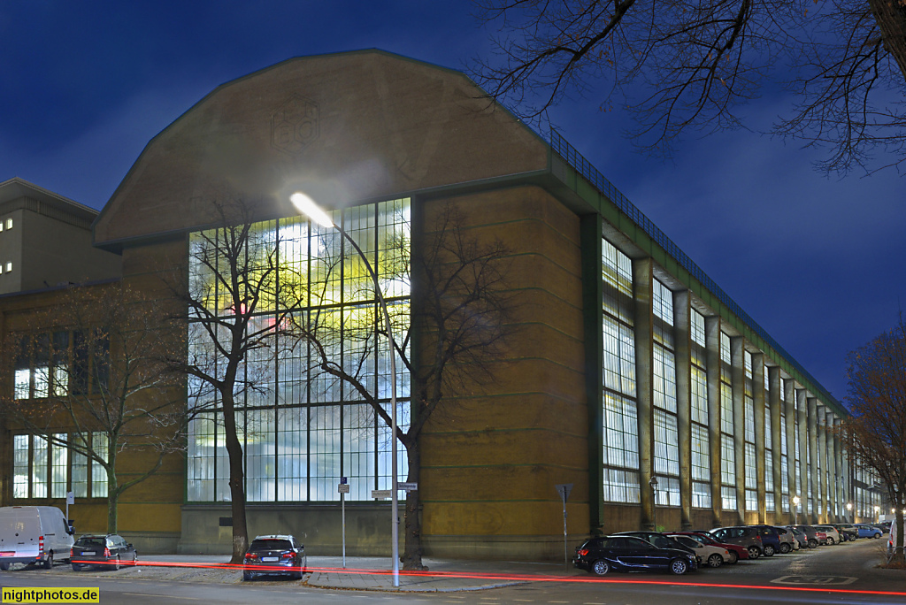 Berlin Mitte Moabit. AEG Turbinenhalle erbaut 1908-1909 von Peter Behrens und Karl Bernhard. Erweiterung 1939-1940 von Jacob Schallenberger und P. Schmidt. Huttenstrasse 12-16 Ecke Berlichingenstrasse