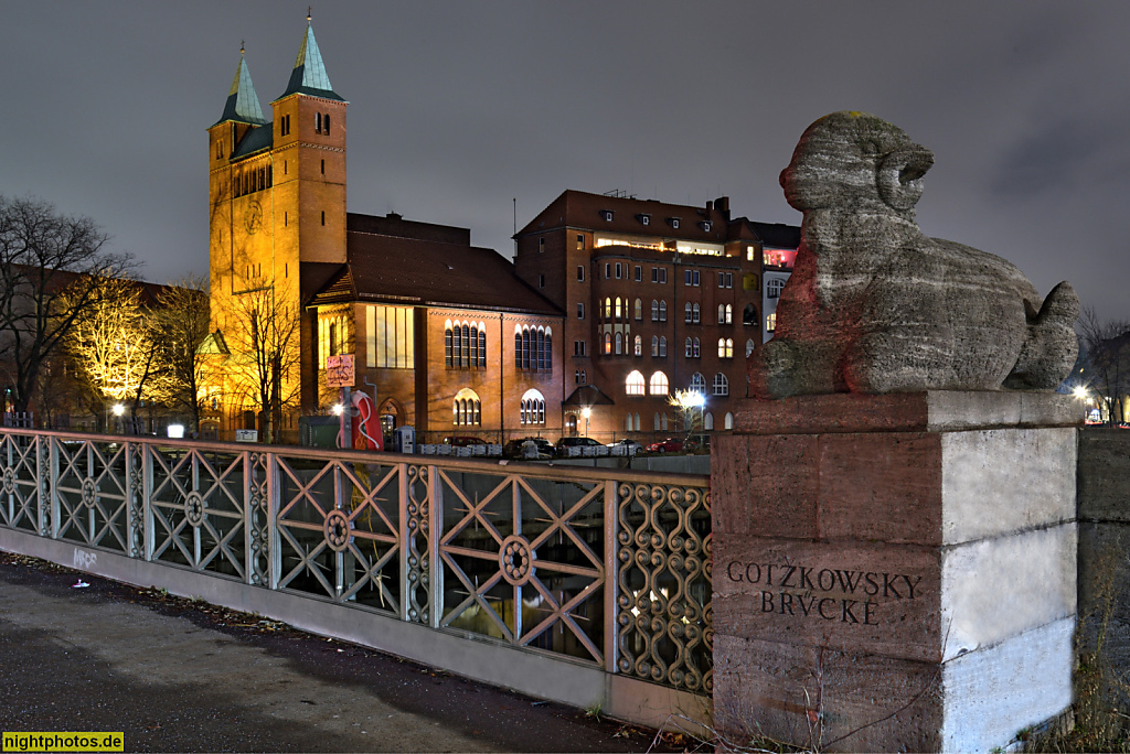 Berlin Mitte Moabit. Evangelische Erlöserkirche erbaut 1909-1912 von Architekten August Dinklage Ernst Paulus und Olaf Lilloe. Wiederaufbau 1952-1954 von Walter Krüger. Wikingerufer 9 an der Gotzkowskybrücke. Tierskulptur Widder von Walther Schmarje im Ju