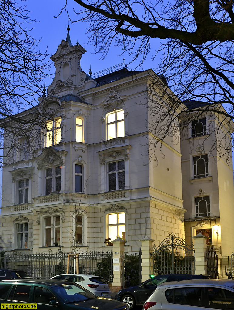 Berlin Schöneberg. Altbau Mietvilla erbaut 1891-1892 von Emil Schütze mit neobarocken Stuck für Wilhelm Herms. Wilhelm-Hauff-Strasse 10