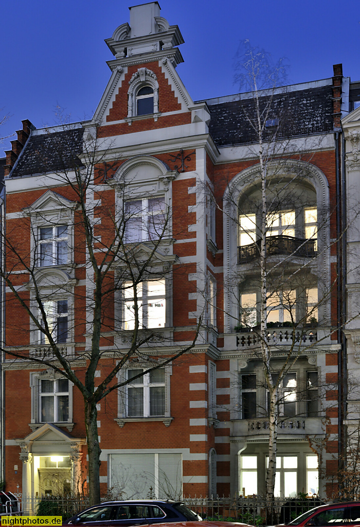 Berlin Schöneberg. Altbau Mietshaus mit übergiebelten Mittelrisalit. Erbaut 1892-1893 von Emil Schütze. Wielandstrasse 25a
